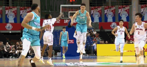 🏀CBA半场：杨瀚森6+5 鲍威尔&amp;韦瑟斯庞合砍20分 青岛52-39领先广州